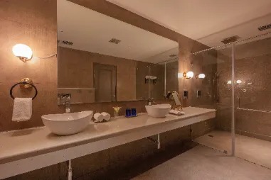 suite-washroom.jpeg