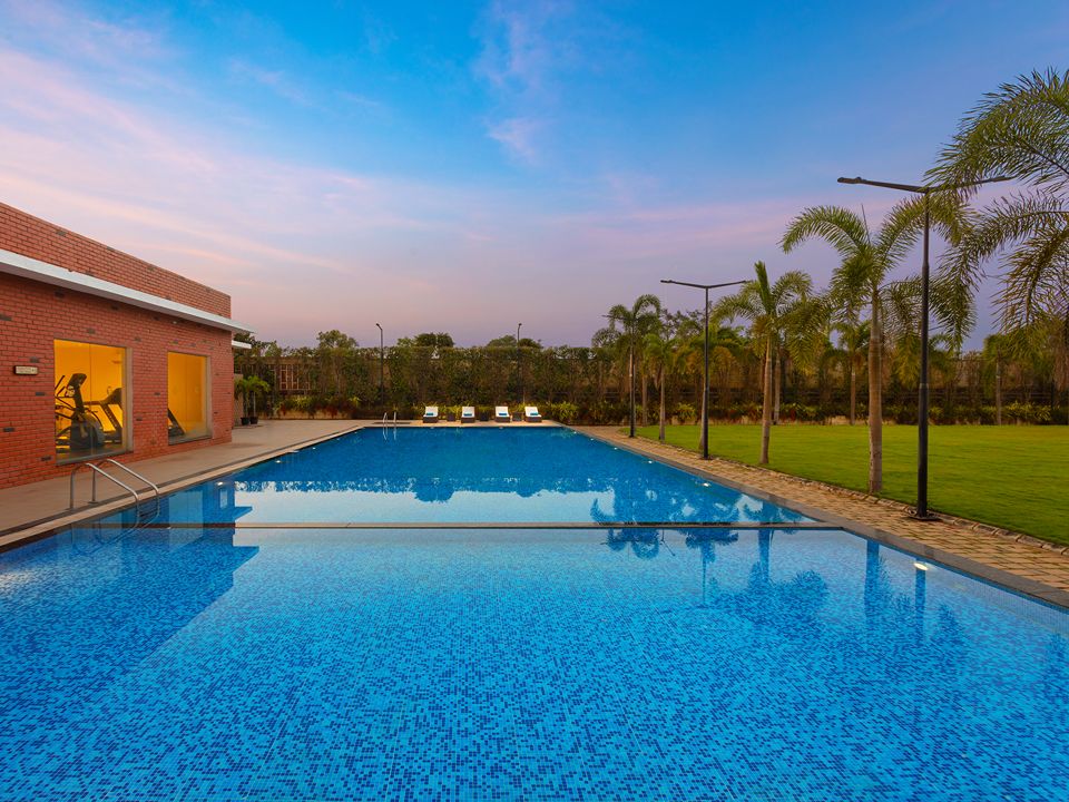 swimming-pool-at-fortune-park-airport-road-hubballi