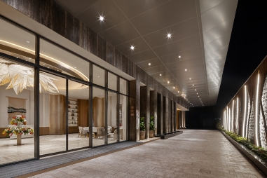 6. Gallery 381 X 254 - Hotel Main Porch