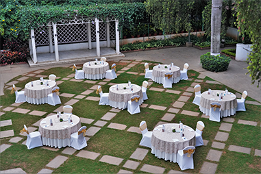 Poolside Round Table Setup.png