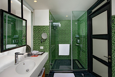 deluxe-room-bathroom.jpg