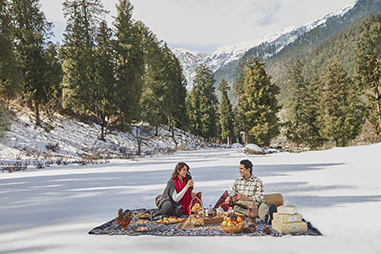 couple-picnic-in-snow.jpg